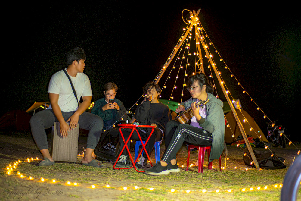 Nh&oacute;m bạn trẻ &ldquo;mở concert&rdquo;